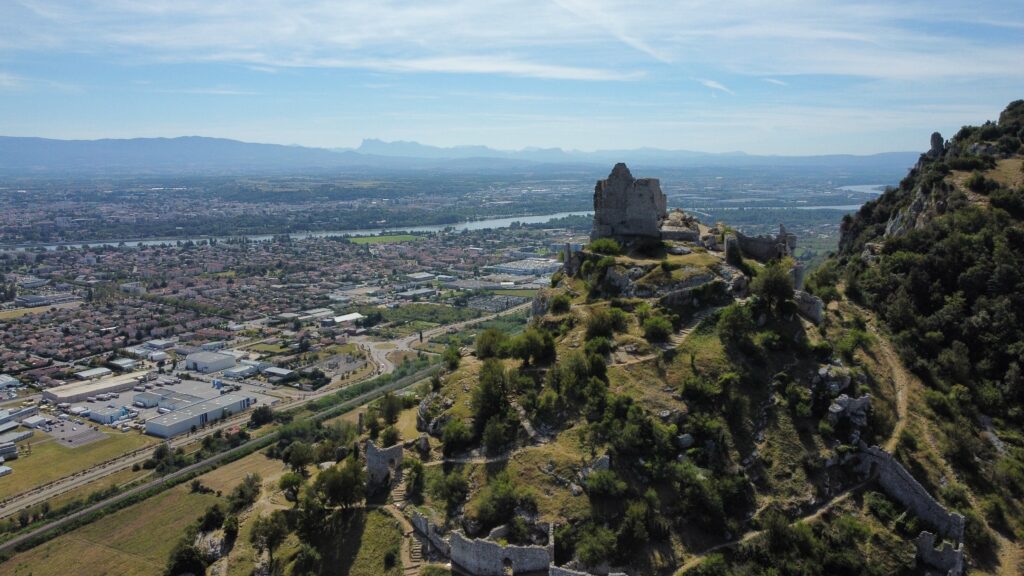 Die Burg von Crussol mit Blick über die Rhone und die Stadt Valence