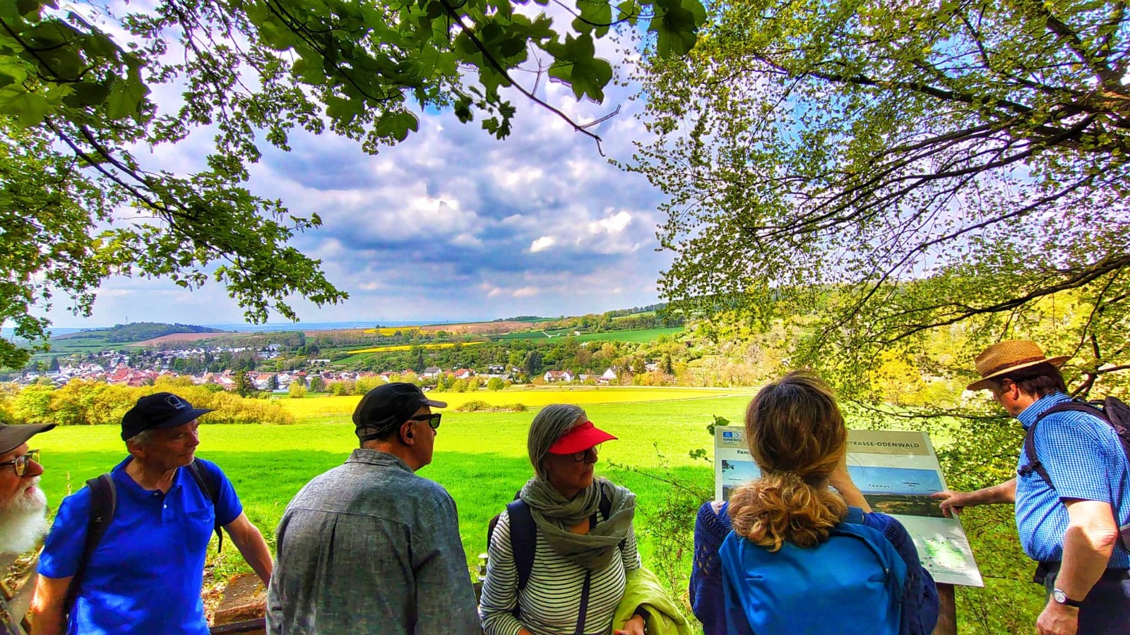 Weiter Blick über die Landschaft bei der Frühjahrswanderung Groß-Umstadt