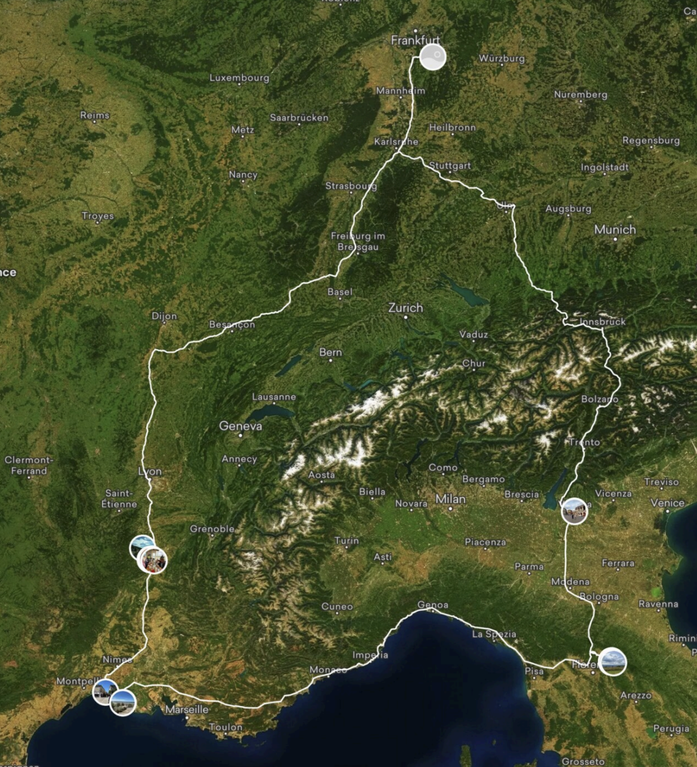 Eine Satellitenkarte, die eine Verschwisterungsreise durch Frankreich, die Schweiz und Norditalien zeigt, mit markierten Haltestellen in Städten wie Frankfurt, Mailand, Marseille, Nizza und Lyon. Weiße Linien verbinden die einzelnen Ziele.