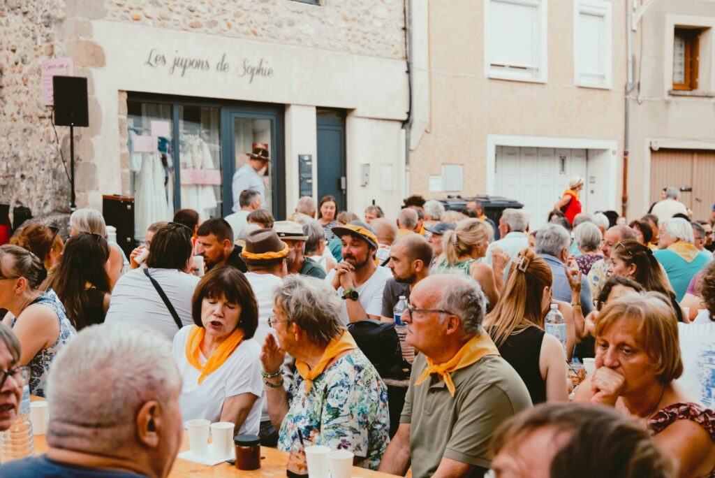 Weinkönigin und Prinzessinnen mit Krone und Schärpe beim Wein- und Verschwisterungsfest in Saint-Péray