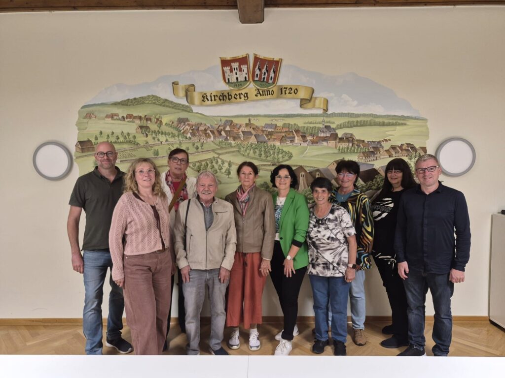 Gruppenfoto vor dem Wandbild „Kirchberg Anno 1720“ in der Patenstadt Kirchberg